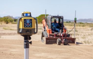 Topcon розширює портфоліо компактних рішень за допомогою рішення автоматичного контролю рівня 2D-MC для компактних гусеничних навантажувачів